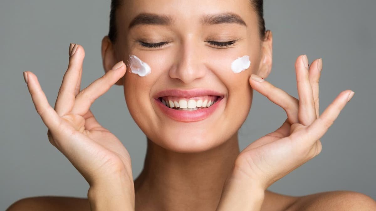 Rutinitas Skincare Malam Hari untuk Kulit Glowing dan Sehat